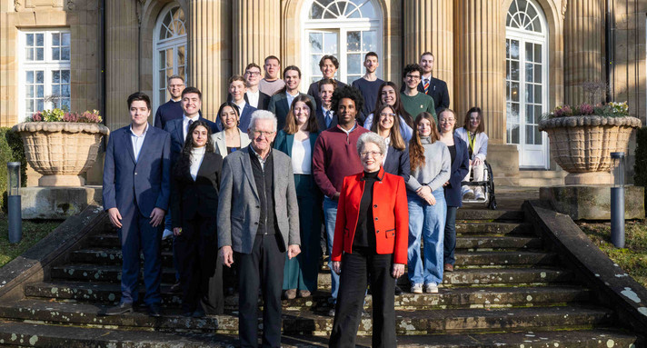 Gruppenfotos des Landesjugendbeirats mit Ministerpräsident Winfried Kretschmann und Staatsrätin Barbara Bosch