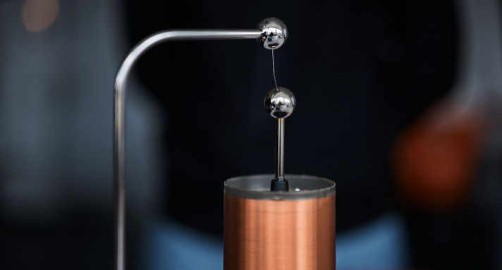 Physikalischer Aufbau mit Lichtblitz