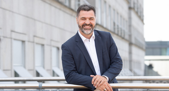 Portraitfoto von Ministerialdirektor Manuel Geiger
