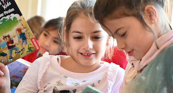 Niedliche Grundschulkinder, Teilaufnahme