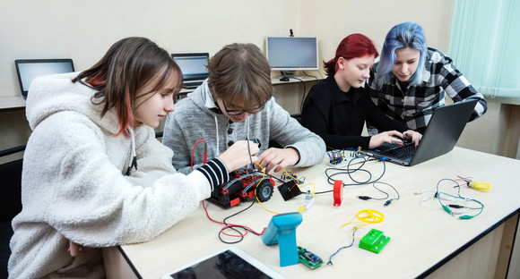 Schülerinnen und Schüler bauen Roboterfahrzeuge