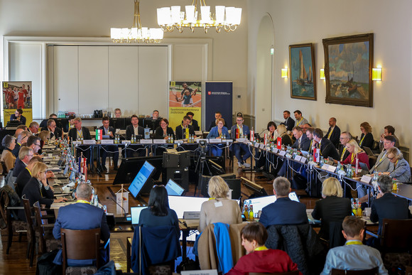 Blick in den Konferenzraum bei der 53. Sportministerkonferenz