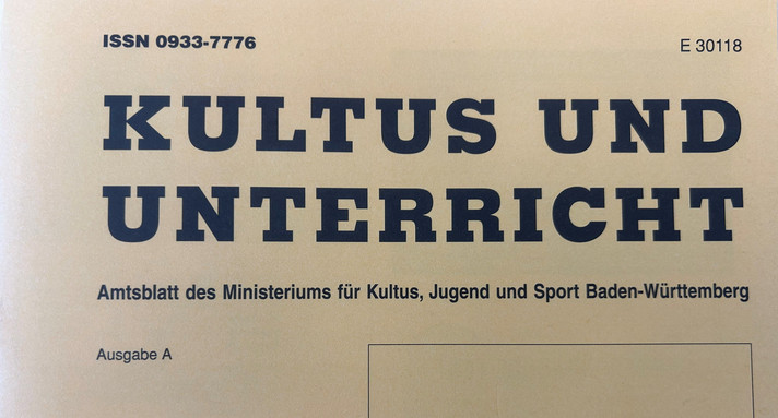 Der Schriftzug "Kultus und Unterricht" auf braunem Grund. 