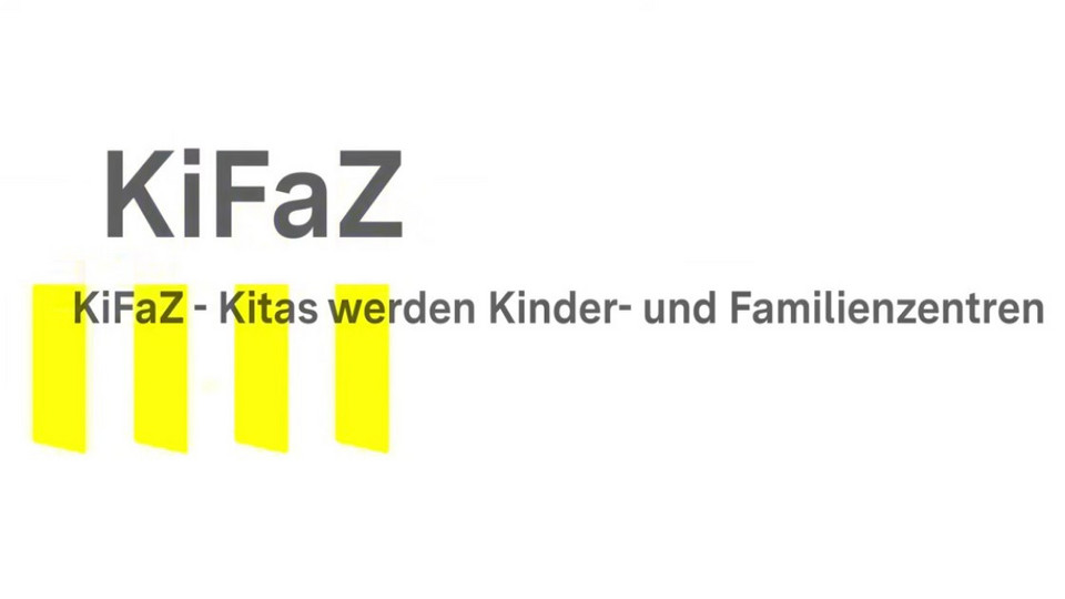 Auf weißem Grund steht in gelber Schrift "KIfaz - aus Kinderzentren werden Familienzentren".
