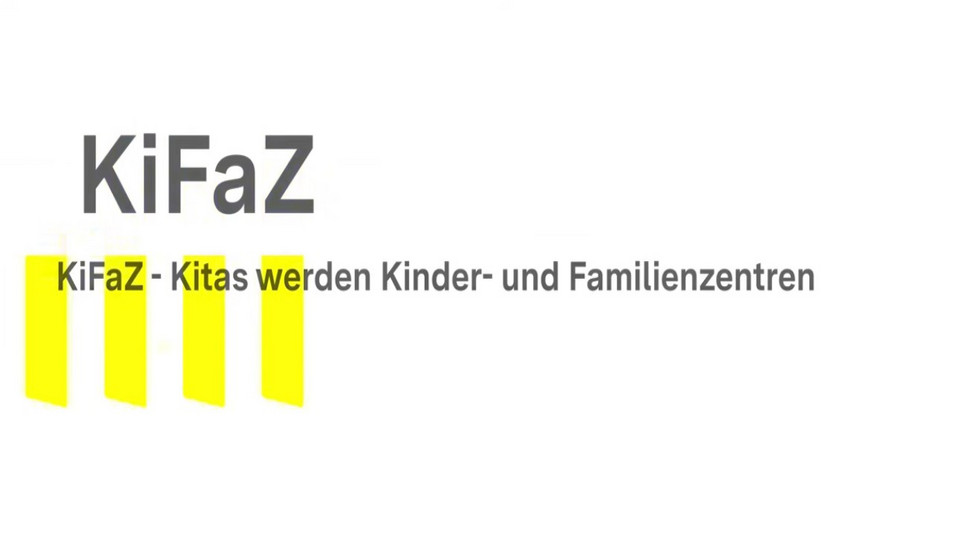 Auf weißem Grund steht in gelber Schrift "KIfaz - aus Kinderzentren werden Familienzentren".