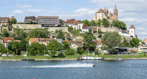 Breisach bei Sonnenschein, von der Rheinseite aus fotografiert