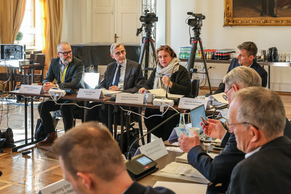 Ministerin Schopper und Minister Schuster im Konferenzraum bei der Sportministerkonferenz