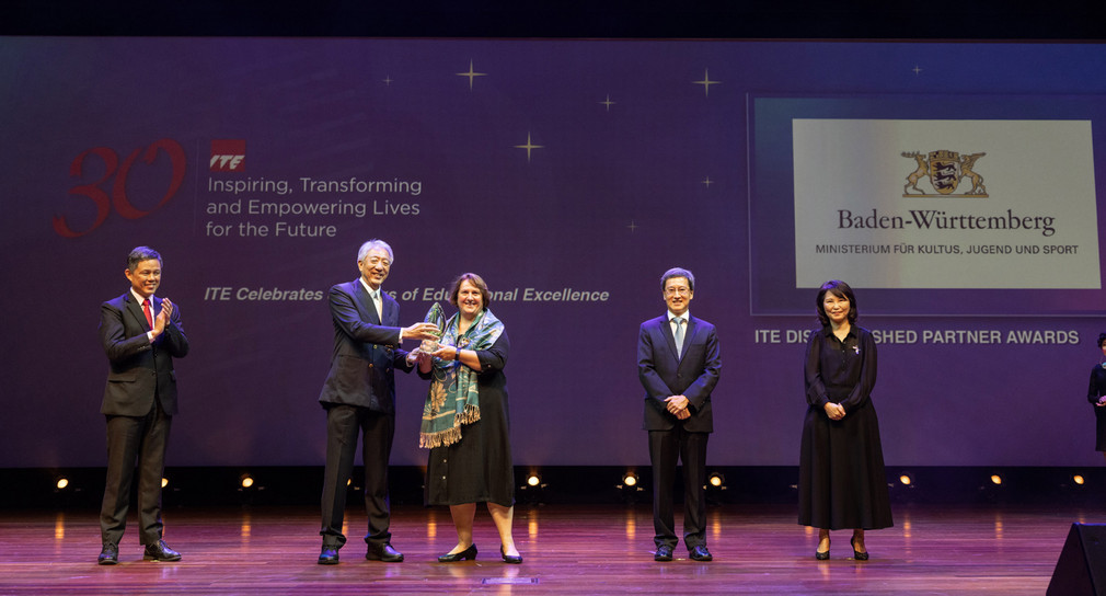 Der stellvertretende Ministerpräsident Singapurs, Teo Chee Hean, überreicht Kultusministerin Theresa Schopper einen Preis als Würdigung für die 30-jährige gute Zusammenarbeit Baden-Württembergs mit Singapur im Bereich der beruflichen Bildung. 