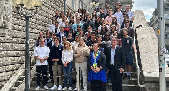 Teilnehmerinnen und Teilnehmer der Abschlussveranstaltung der Jugendkonferenzen 2023 mit Kultusministerin Theresa Schopper und Sozialminister Manne Lucha.