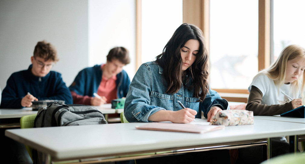 Bildungsstudien IQB: Baden-Württemberg in der Spitzengruppe Schülerinnen und Schüler mit Stiften in der Hand an Schultischen