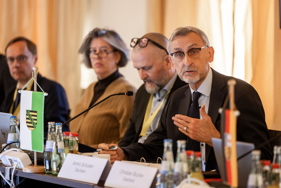 Minister Schuster im Konferenzraum bei der Sportministerkonferenz