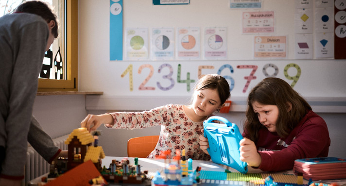Zwei Kinder spielen mit Lego