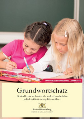 Ein brünettes und ein blondes Mädchen im Grundschulalter sitzen an einem Tisch und schreiben in ihre Schulhefte