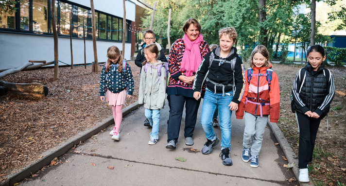 Kinder mit Ministerin Schopper auf dem Schulweg