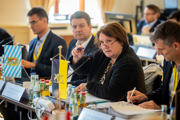 Ministerin Schopper im Konferenzraum bei der Sportministerkonferenz