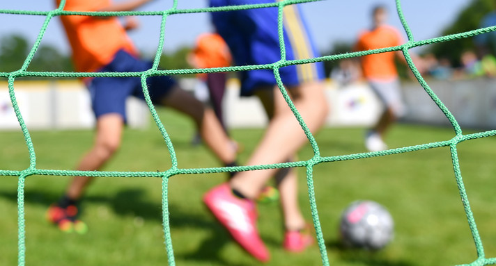 Kinder spielen Fußball