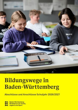 Zwei Mädchen sitzen an einem Tisch im Klassenzimmer und lachen, Text: Bildungswege in Baden-Württemberg, Abschlüsse und Anschlüsse Schuljahr 2026/27