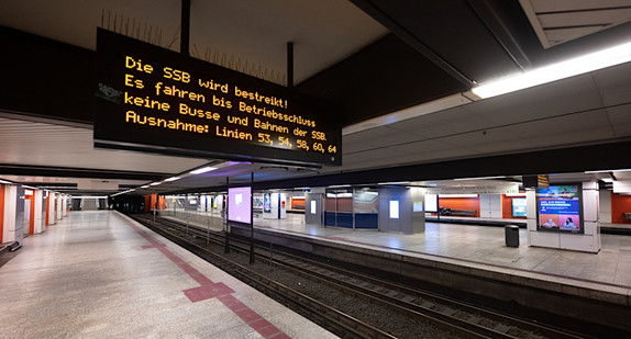 Eine U-Bahn-Haltestelle in Stuttgart. Auf der Anzeigetafel steht, dass gestreikt wird und welche Busse und Bahnen noch fahren.