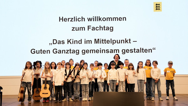 Ministerin lässt gemeinsam mit den Schülerinnen und Schülern ein Gruppenfoto machen
