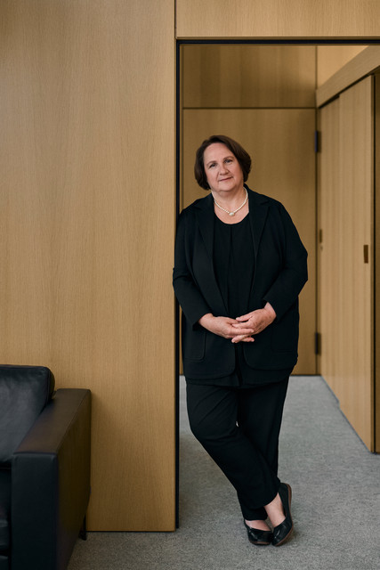 Ministerin Offizielle Fotos Kultusministerin Theresa Schopper Ministerin Schopper lehnt an einen Tührrahmen