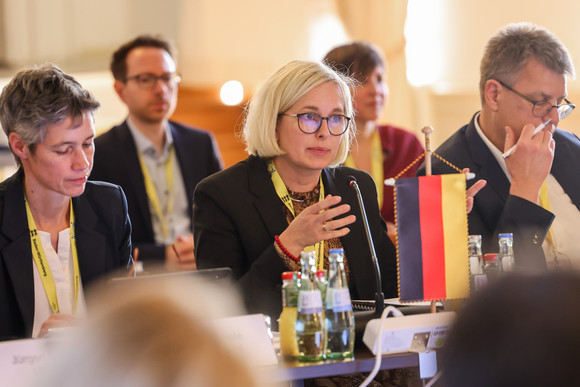 Staatsministerin Schenderlein im Konferenzraum bei der 53. Sportministerkonferenz