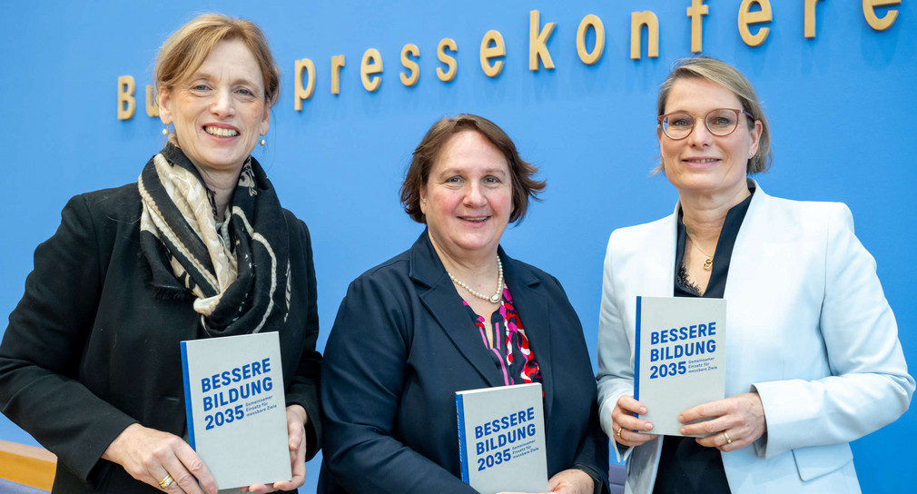 Ministerinnen Karin Prien, Theresa Schopper und Dr. Stefanie Hubig mit der Publikation "Bessere Bildung 2035"