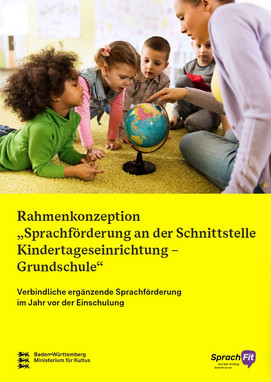 Vier Kleinkinder sitzen gemeinsam mit einer Erzieherin auf dem Boden und betrachten einen Globus