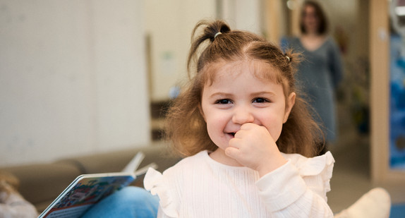 Ein Mädchen lacht fröhlich in die Kamera