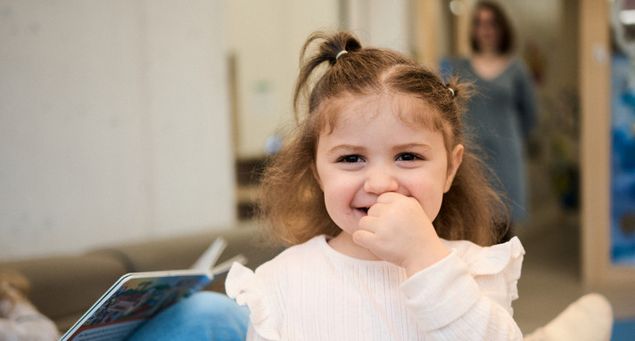 Ein Mädchen lacht fröhlich in die Kamera