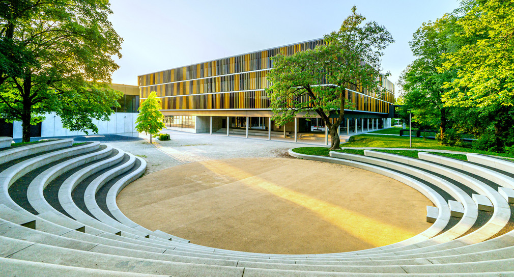 Modernes Schulgebäude mit vorgelagertem kleinen Amphitheater 