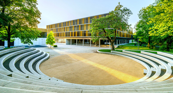 Modernes Schulgebäude mit vorgelagertem kleinen Amphitheater 