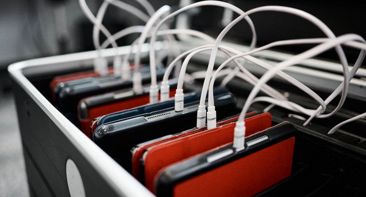 Tablets mit Ladekabeln in einer Box