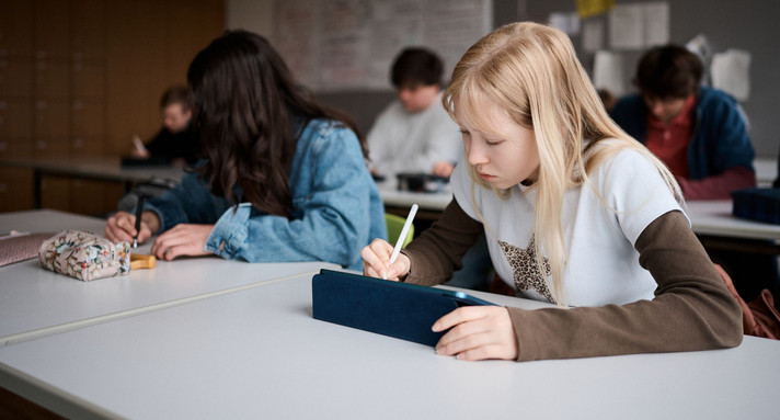 Zwei Mädchen arbeiten konzentriert im Klassenzimmer
