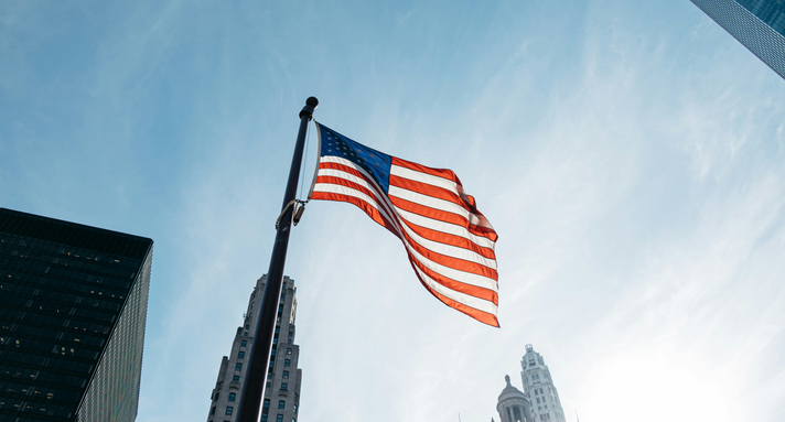 Bild der US Flagge vor blauem Himmel. 