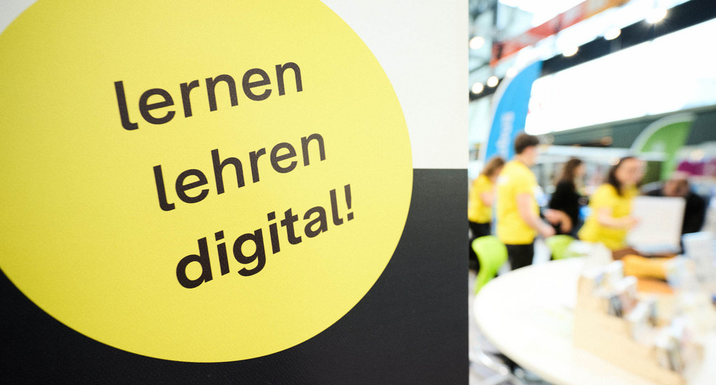 Aufschrift &amp;quot;lernen lehren digital!&amp;quot; an einem Messestand