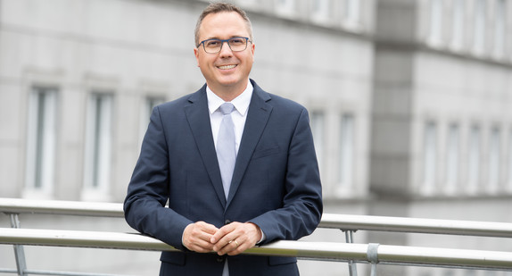 Portraitfoto von Staatssekretär Andreas Deuschle