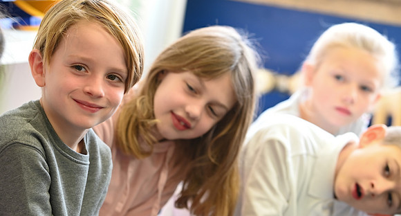Kinder in einem Klassenzimmer