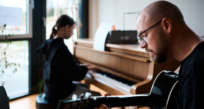 Zwei Personen beim musizieren