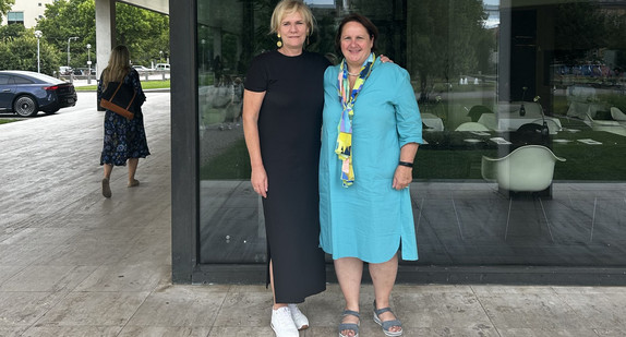 Präsidentin der Bildungsministerkonferenz (BMK), Mecklenburg-Vorpommerns Ministerin Simone Oldenburg gemeinsam mit Kultusministerin Theresa Schopper