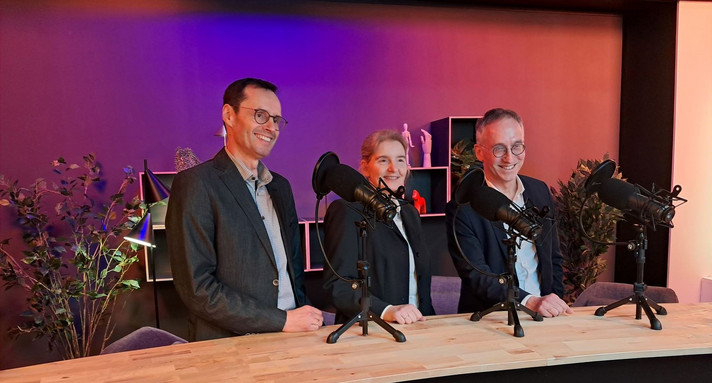Die drei Podcasthosts im Aufnahmestudio.
