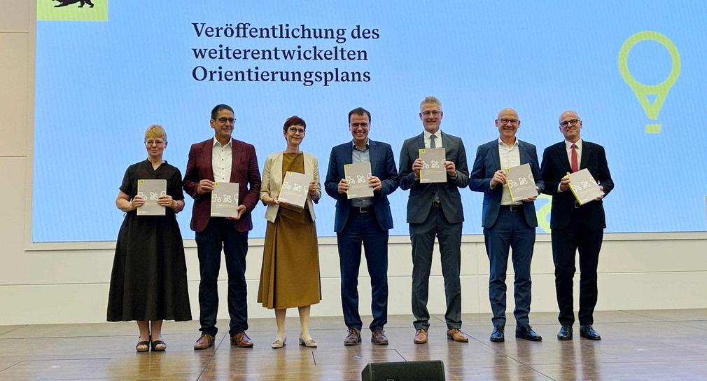 Gruppenfoto mit Staatssekretär Volker Schebesta MdL bei der Vorstellung des weiterentwickelten Orientierungsplans