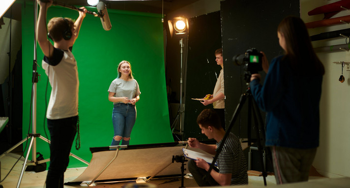Interviewsituation mit Schülerinnen und Schüler vor einem Greenscreen
