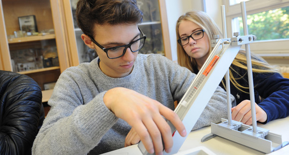 Technikunterricht in der Gemeinschaftschule. Jugendliche Schülerin und Schüler am Arbeitstisch.