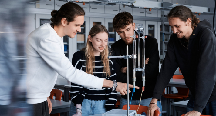 Schülerinnen und Schüler führen ein Experiment durch.