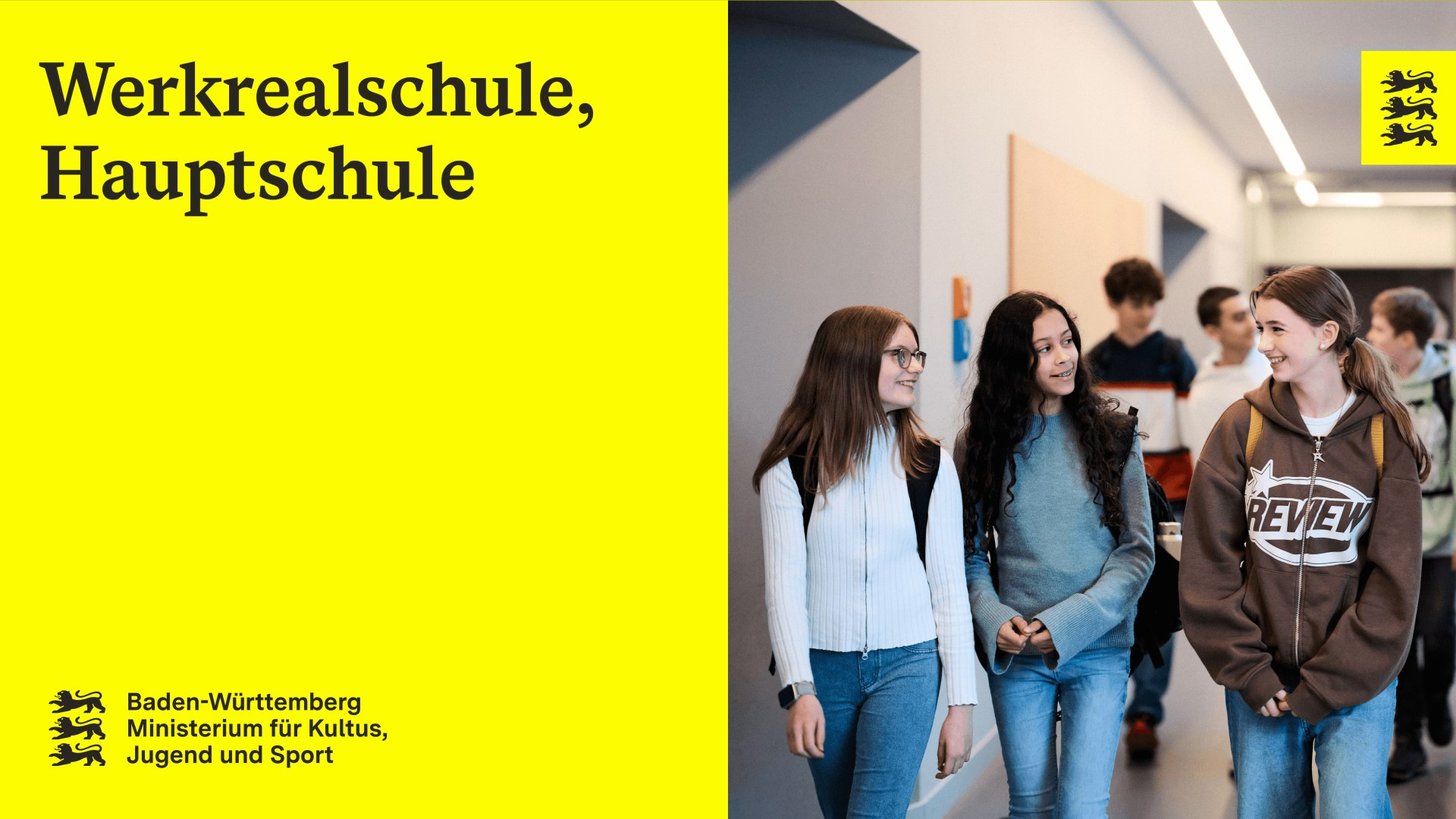 Schülerinnen und Schüler im Flur eines Schulgebäudes. Aufschrift: Werkrealschule, Hauptschule