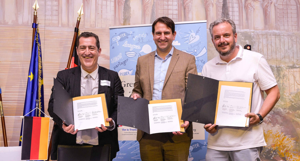 Der französische Generalkonsul Gaël de Maisonneuve, Kultusminister Andreas Jung und Michael Mack mit der unterzeichneten Ruster Erklärung
