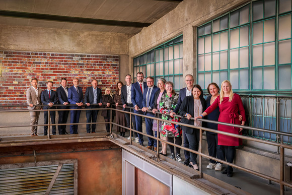 Sportministerkonferenz Sportministerkonferenz 8. und 9. Mai 2025 in Chemnitz Eine Gruppe von Frauen und Männern steht an einem Geländer.