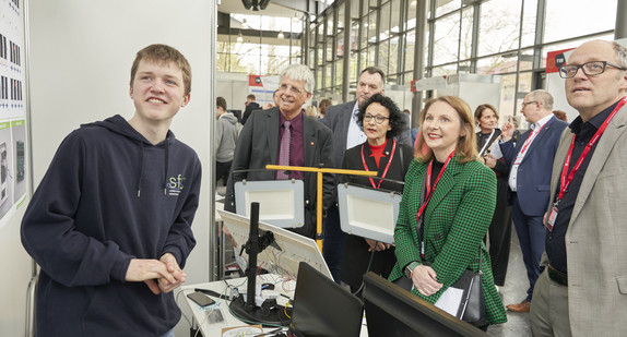 Rundgang mit der Staatssekretärin Sandra Boser MdL in der Ausstellung