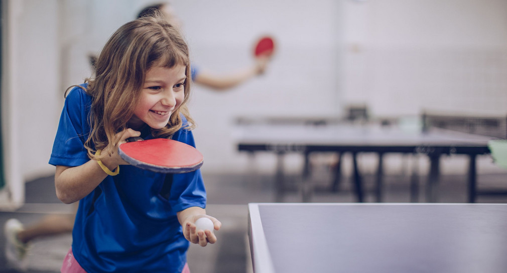 ein Mädchen spielt professionell Tischtennis