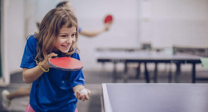 ein Mädchen spielt professionell Tischtennis